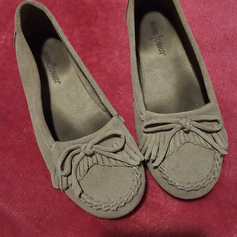 Minnetonka Women's Brown Fringe Moccasins